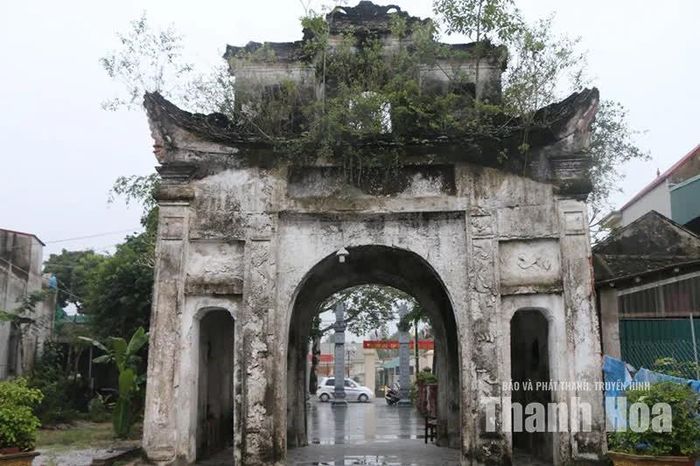 Dấu ấn kiến trúc cổ kính của nghinh môn nghè Hoành Trung.