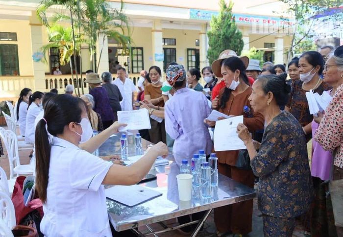 Người dân làm các thủ tục để khám bệnh tại chương trình.