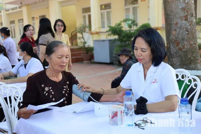 Tại chương trình, các bác sĩ đang công tác tại các bệnh viện ở Hà Nội đã thăm khám sức khoẻ cho người dân.