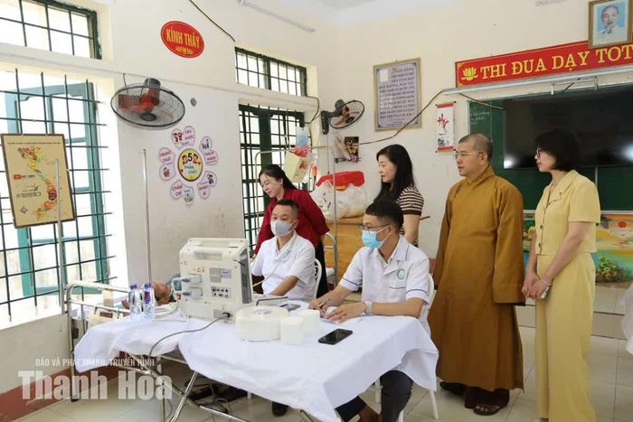 Nhiều trang thiết bị y tế hiện đại được sử dụng để thăm khám sức khoẻ cho người dân tại chương trình.