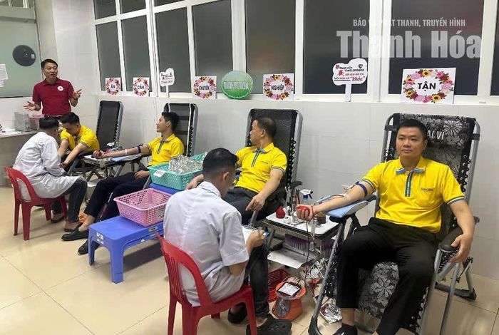 Cán bộ, nhân viên, người lao động Ngân hàng Nam Á chi nhánh Thanh Hóa tham gia hiến máu tình nguyện.