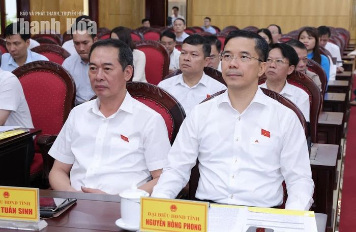 Các đồng chí: Nguyễn Hồng Phong, Ủy viên dự khuyết Trung ương Đảng, Phó Bí thư Thường trực Tỉnh ủy, Chủ tịch HĐND tỉnh; Trịnh Tuấn Sinh, Phó Bí thư Tỉnh ủy, Chủ tịch Ủy ban MTTQ tỉnh dự kỳ họp.