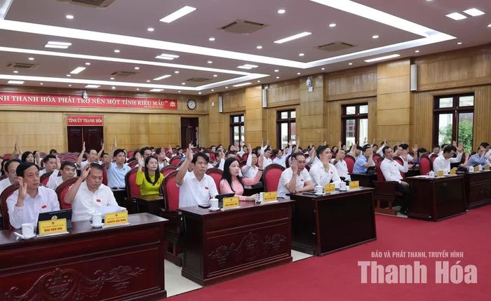 Các đại biểu HĐND tỉnh biểu quyết tại kỳ họp.