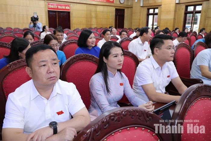 Các đại biểu dự kỳ họp.