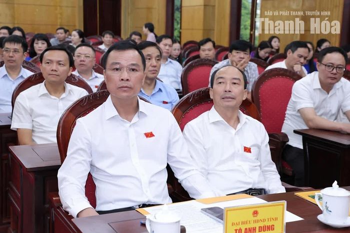 Đồng chí Tô Anh Dũng, Phó Bí thư Tỉnh ủy, Chủ tịch UBND tỉnh cùng các đại biểu dự kỳ họp.