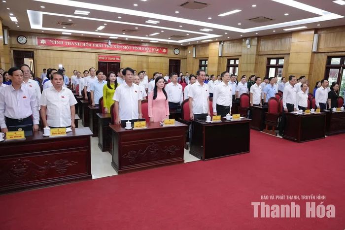 Các đại biểu thực hiện nghi thức chào cờ.