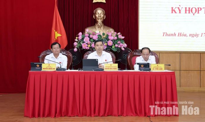 Các đồng chí chủ tọa điều hành kỳ họp.