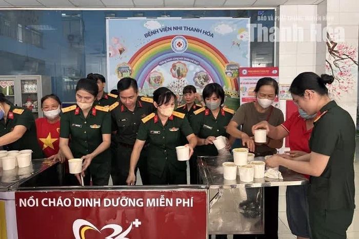 Chi hội Phụ nữ phòng Hậu cần - Kỹ thuật phối hợp với nhóm Từ thiện cộng đồng 36 tổ chức phát cháo miễn phí cho bệnh nhân, người nhà bệnh nhân tại Bệnh viện Nhi Thanh Hóa.