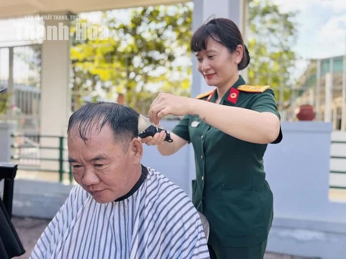 Thiếu tá, QNCN Nguyễn Thị Thanh Thủy, Phó Chủ tịch Hội Phụ nữ cơ quan Bộ CHQS tỉnh cắt tóc cho thương, bệnh binh tại Trung tâm Nuôi dưỡng, Điều dưỡng người có công Thanh Hóa.