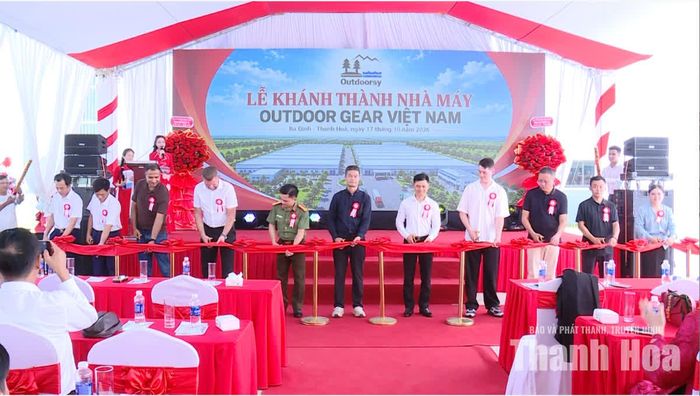 Các đại biểu cắt băng khánh thành nhà máy.