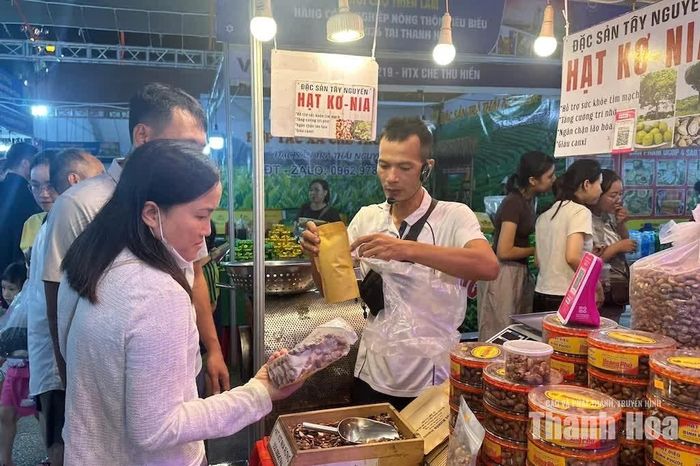 Anh Phạm Nhân Thành, chủ gian hàng đến từ TP Đồng Nai giới thiệu sản phẩm cho khách hàng.