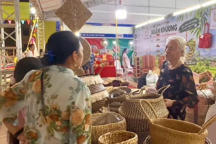 Bà Trần Thị Việt, Giám đốc Doanh nghiệp xuất khẩu Việt Trang, xã Nga Sơn giới thiệu sản phẩm cho khách hàng.