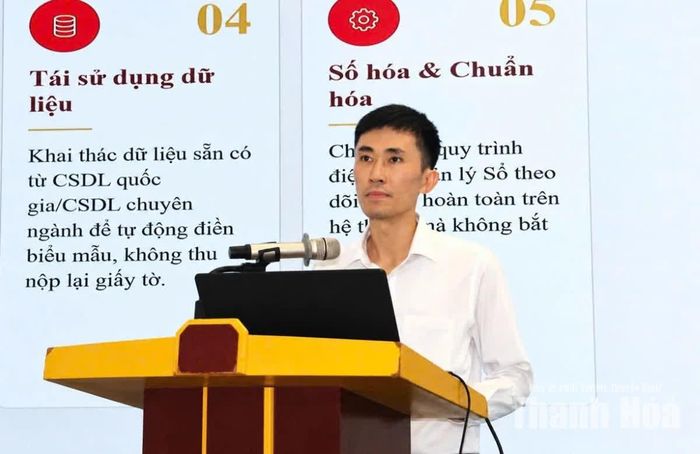Cán bộ Trung tâm Phục vụ hành chính công tỉnh truyền đạt chuyên đề tại hội nghị tập huấn.