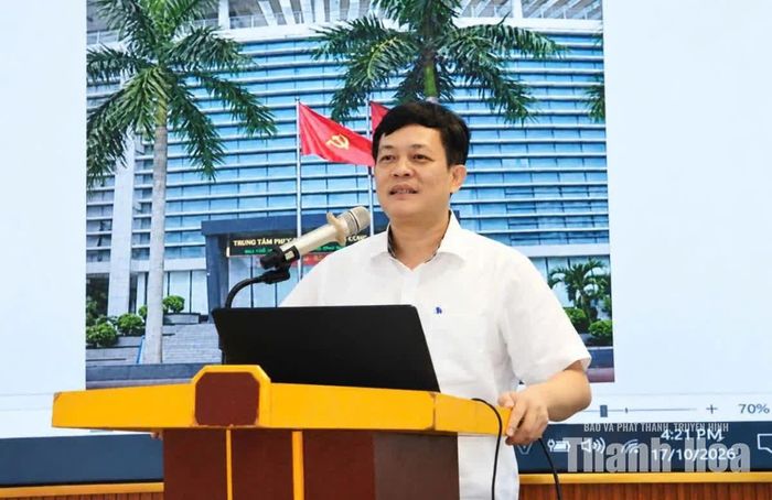 Giám đốc Trung tâm Phục vụ hành chính công tỉnh Nguyễn Tuấn Hòa phát biểu tại hội nghị.