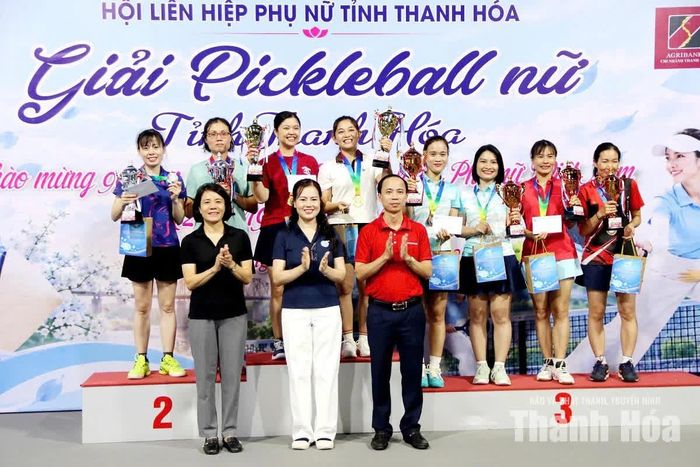 Ban Tổ chức trao giải nội dung hội viên cho các đội.
