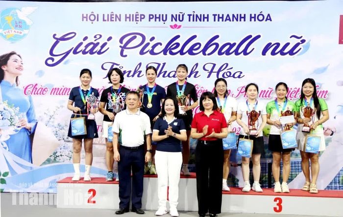 Ban Tổ chức trao giải nội dung nữ lãnh đạo, quản lý cho các đội.