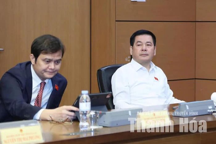 Phó Chủ tịch Quốc hội Nguyễn Hồng Diên dự phiên thảo luận tại tổ số 13. Ảnh: Đào Cảnh