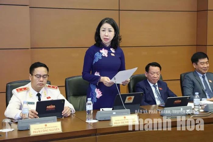 Đại biểu Phan Thị Thùy Linh (Đoàn đại biểu Quốc hội tỉnh Thanh Hóa) phát biểu thảo luận. Ảnh: Đào Cảnh