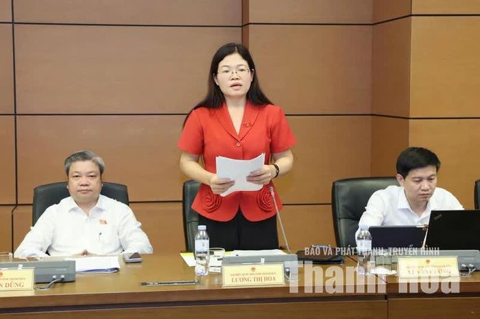Đại biểu Lương Thị Hoa, Phó Trưởng Đoàn đại biểu Quốc hội tỉnh Thanh Hóa phát biểu thảo luận. Ảnh: Đào Cảnh