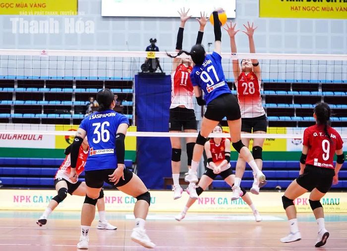 Những pha triển khai tấn công của XMLS Thanh Hóa liên tục bị hàng chắn của đối phương hóa giải.
