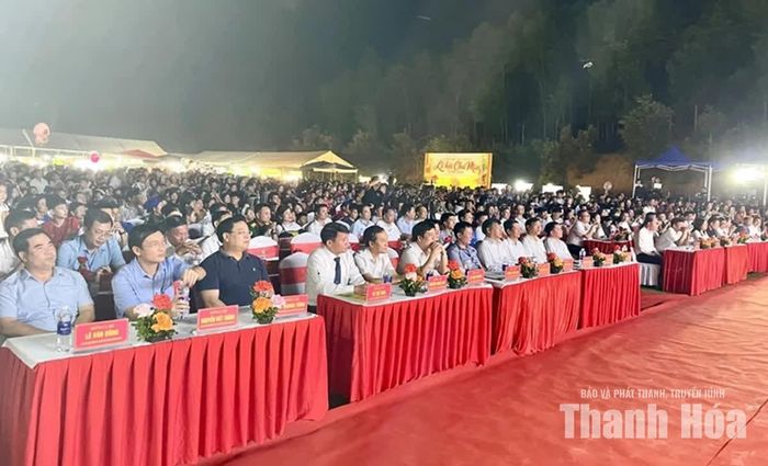 Đông đảo đại biểu, người dân và du khách tham dự chương trình khai mạc Lễ hội Chá Mùn năm 2026.