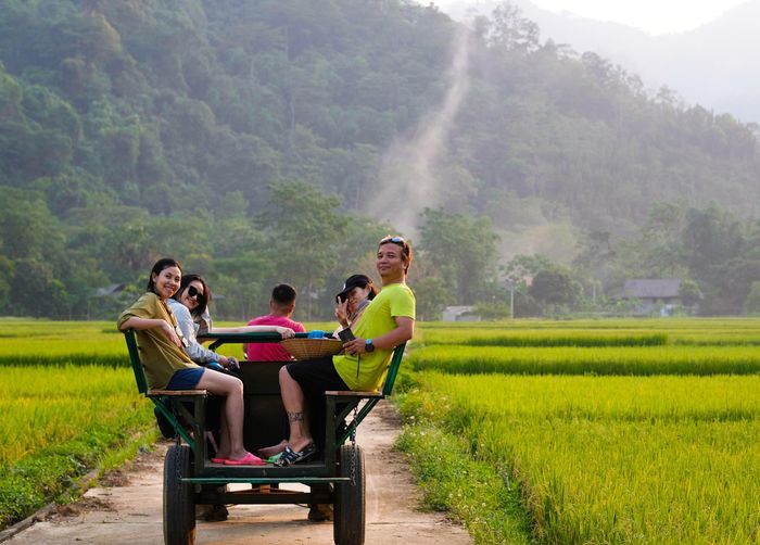 Du khách trải nghiệm xe công nông ở Bản Bướt. Ảnh: Chu Khôi.