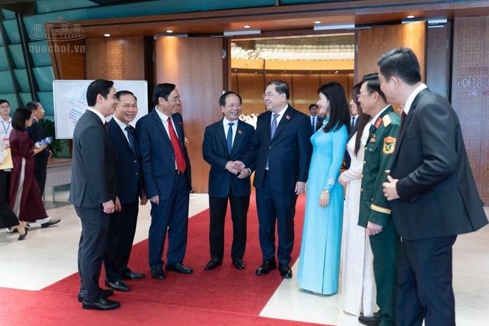 Các đại biểu Quốc hội trao đổi, thảo luận sôi nổi về các nội dung trọng tâm của kỳ họp bên hành lang Nhà Quốc hội. Ảnh: Quochoi.vn