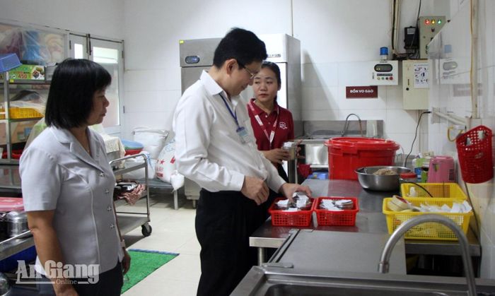 Đoàn kiểm tra liên ngành an toàn thực phẩm tỉnh kiểm tra bếp ăn trường học tại Trường Phổ thông nhiều cấp Ischool Rạch Giá.