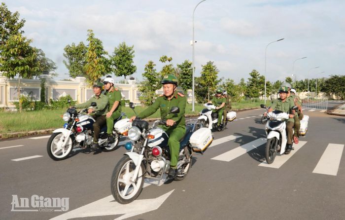 Công an phường Long Xuyên ra quân thực hiện đợt cao điểm tấn công, trấn áp tội phạm.