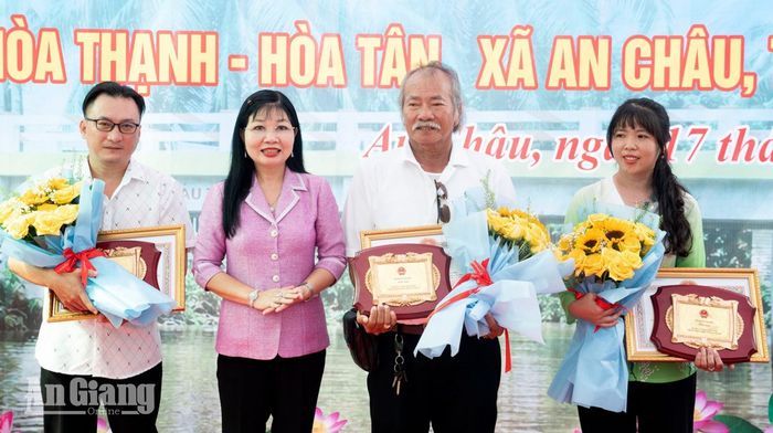 Phó Bí thư Tỉnh ủy, Chủ tịch HĐND tỉnh An Giang Trần Thị Thanh Hương tặng hoa tri ân các cá nhân có thành tích đóng góp công tác an sinh xã hội.