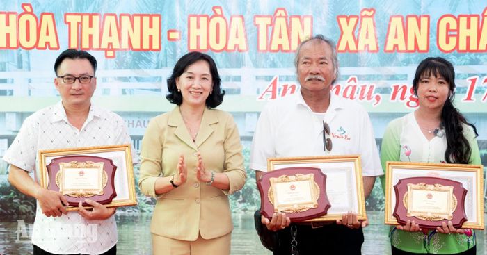 Phó Chủ tịch UBND tỉnh An Giang Nguyễn Thị Minh Thúy tặng Bằng khen của UBND tỉnh cho các cá nhân có thành tích đóng góp công tác an sinh xã hội.