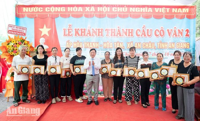 Chủ tịch UBND xã An Châu Hồ Hữu Tài tặng giấy khen cho các tập thể có thành tích trong công tác vận động, đóng góp xây dựng cầu Cô Vân 2.