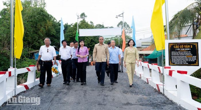 Các đại biểu tham quan cầu Cô Vân 2.