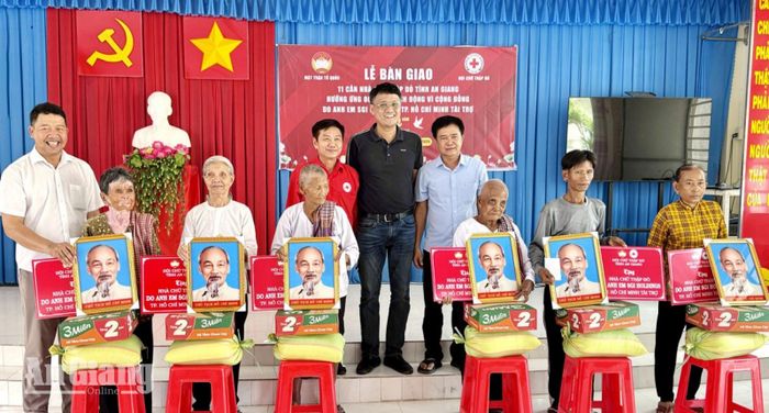 Bàn giao nhà Hội chữ thập đỏ và quà cho người dân có hoàn cảnh khó khăn là đồng bào dân tộc Khmer xã Ô Lâm.