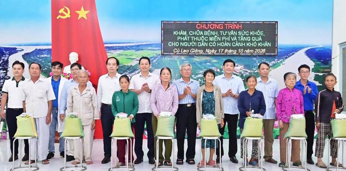 Trao quà cho người dân tại buổi khám bệnh.