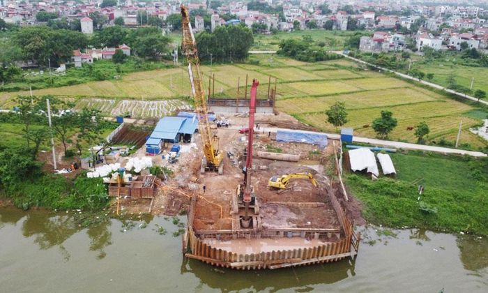  Công trình cầu Vân Hà đang được đẩy nhanh tiến độ thi công. 