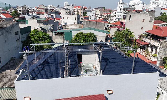  Công nhân Công ty trách nhiệm hữu hạn Đại Thanh gia cố khung thép lắp điện mặt trời mái nhà cho khách hàng. 