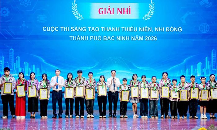  Các đồng chí lãnh đạo trao giải Nhì cho các nhóm tác giả. 