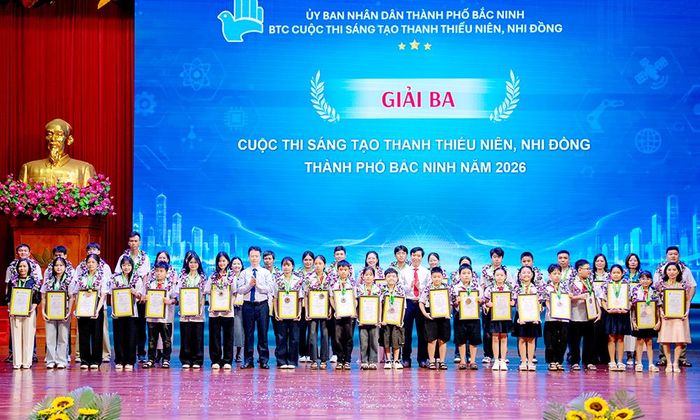  Các nhóm tác giả nhận giải Ba cuộc thi. 