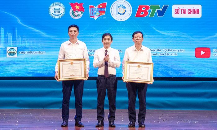  Phó Chủ tịch HĐND thành phố Nguyễn Anh Tuấn trao Bằng khen của UBND thành phố cho các tập thể có nhiều thành tích. 