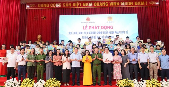  Các đại biểu và học sinh chụp ảnh lưu niệm tại lễ phát động. 