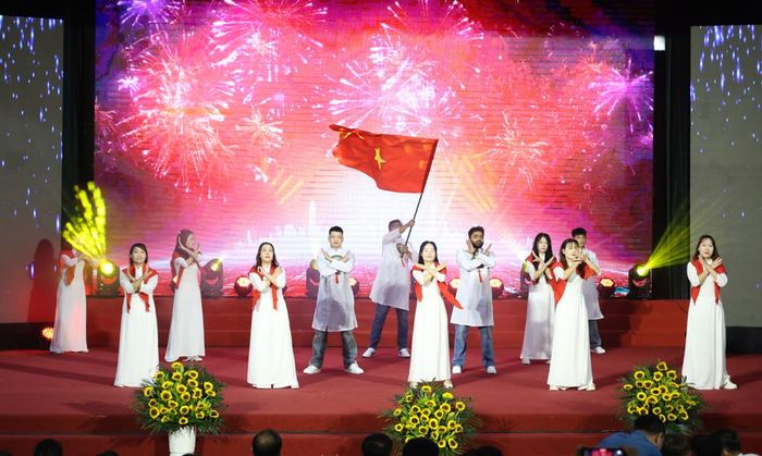 Nhảy dân vũ "Việt Nam ơi" của Công ty TNHH công nghệ chính xác Interplex (Hà Nội).