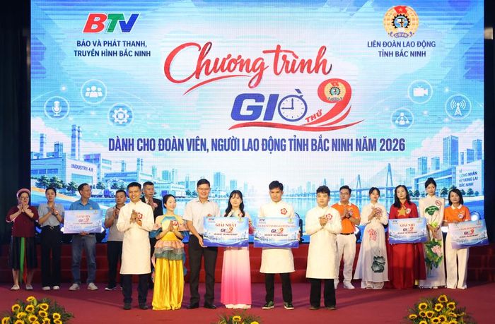 Đại diện lãnh đạo Tổng Liên đoàn Lao động Việt Nam trao giải Nhất cho Công ty TNHH Fukang Technology.