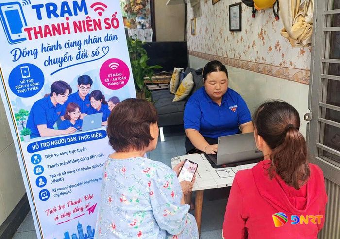 Chi đoàn 13 Tân Chính triển khai mô hình “Trạm thanh niên số”. Ảnh: NGỌC HÀ