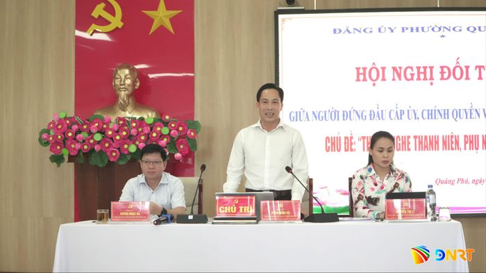 Lãnh đạo phường Quảng Phú ghi nhận các ý kiến tại buổi đối thoại. Ảnh: QUANG SƠN.