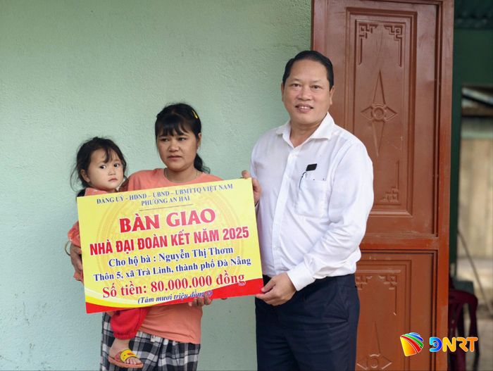 Phường An Hải hỗ trợ kinh phí xây dựng nhà đại đoàn kết cho hộ nghèo tại xã Trà Linh. Ảnh: AH
