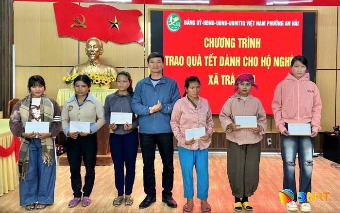 Phường An Hải trao quà Tết năm 2026 cho các hộ nghèo xã Trà Linh. Ảnh: AH