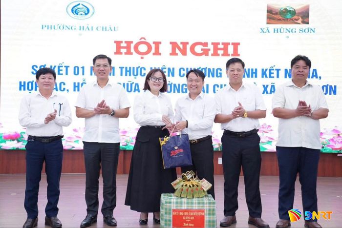 Phường Hải Châu và xã Hùng Sơn tổ chức hội nghị sơ kết 1 năm thực hiện chương trình kết nghĩa, hợp tác, hỗ trợ để đánh giá việc phát huy thế mạnh của mỗi địa phương. Ảnh: HC