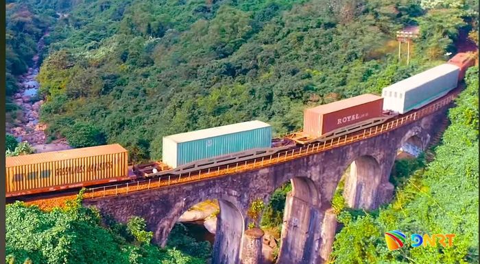 Cung đường đèo Hải Vân được đánh giá thu hút khách du lịch. Ảnh: THÀNH LÂN