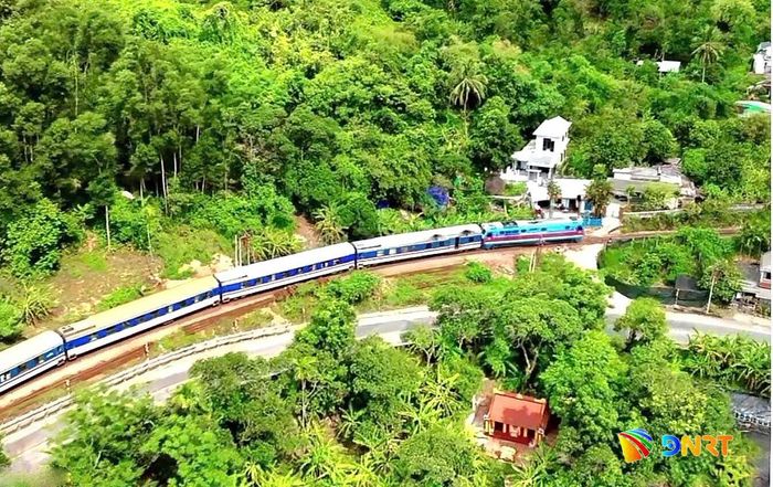 Tàu qua đèo Hải Vân. Ảnh: THÀNH LÂN
